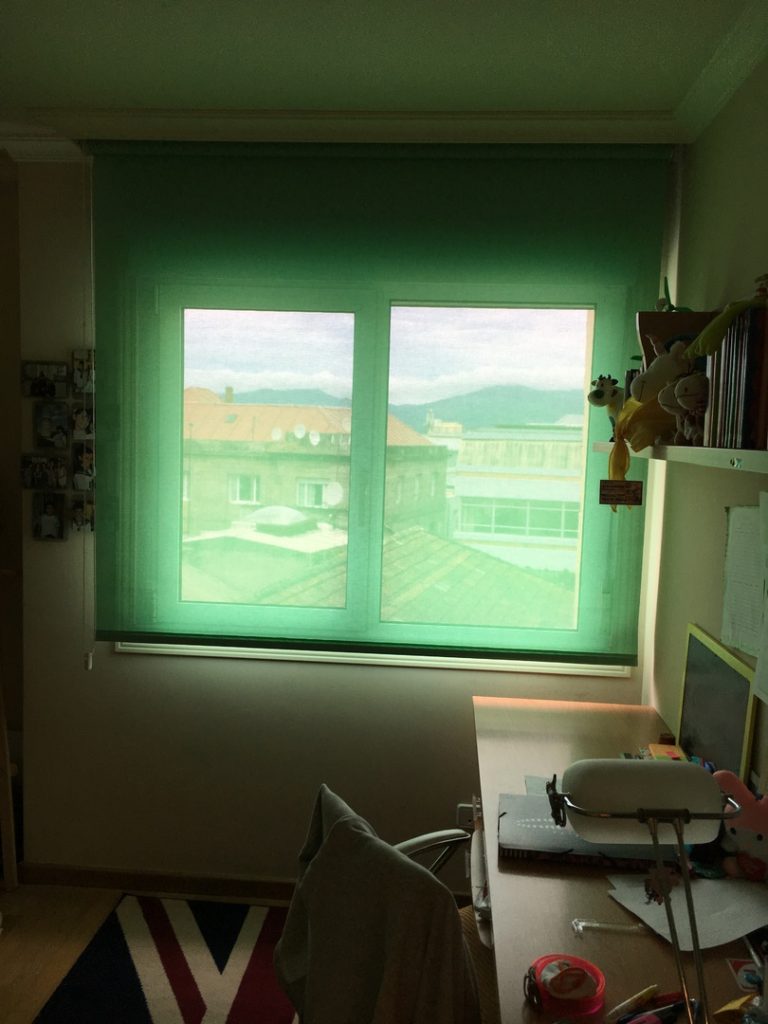 Un estor, confeccionado en tejido de polyscreen, con accionamiento manual mediante cadeneta.