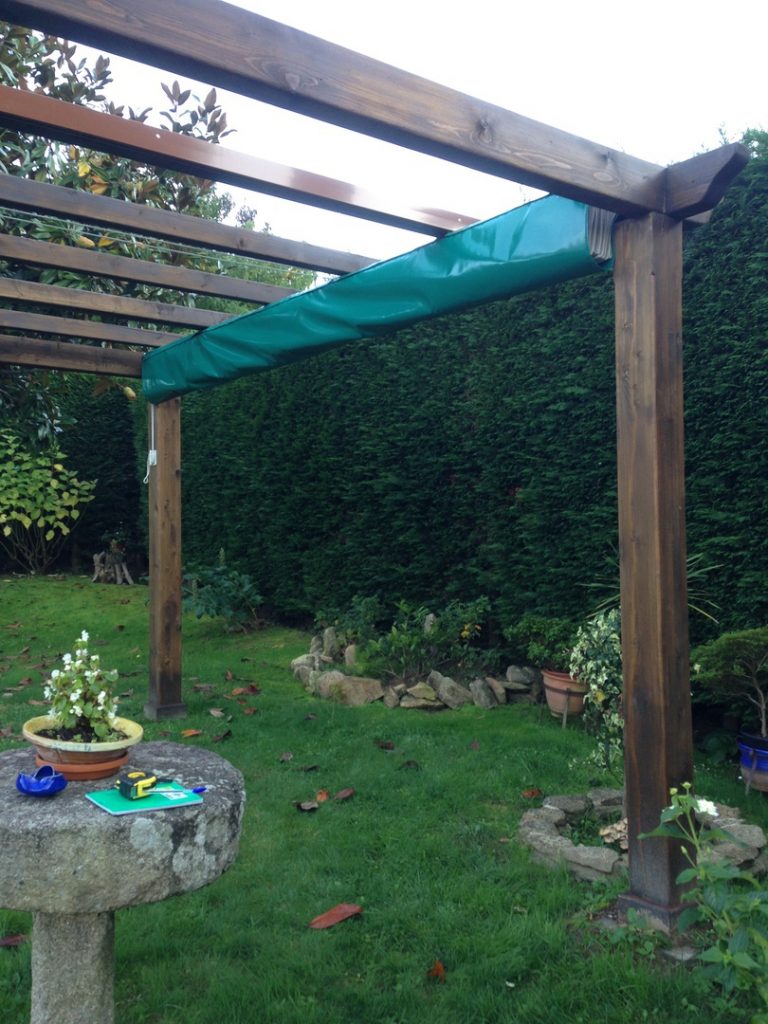 Funda confeccionada en material de Pvc para cubrir un toldo de sol modelo marino.