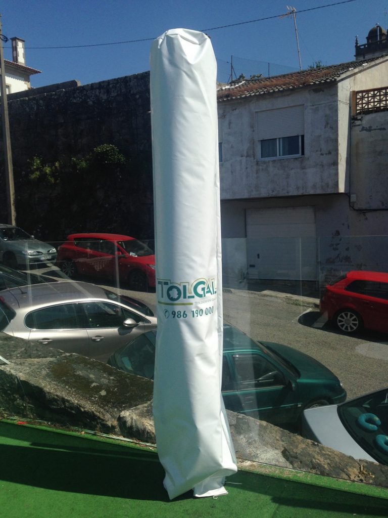 Funda confeccionada en tejido de Pvc y rotulada, para cubrir un parasol