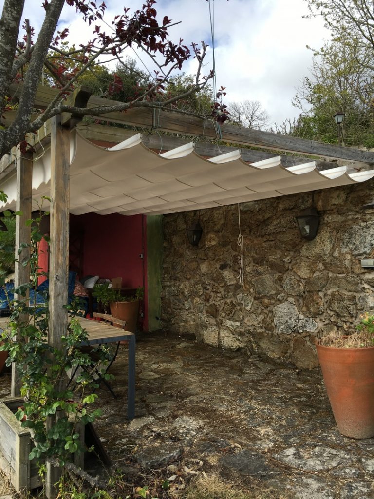 Cambio de lona de un toldo modelo marino en tejido acrílico.