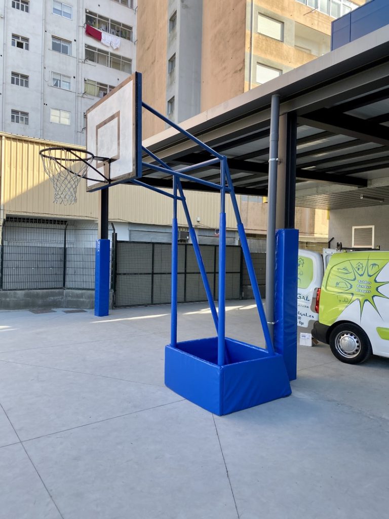 Forrado de canastas con goma espuma y lona en PVC.